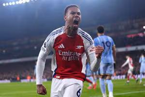 Arsenal close in on leaders Liverpool after 2-1 win over Spurs