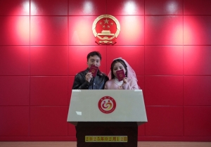Chinese authorities play cash-giving Cupid to boost marriage rates