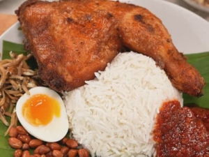 Looking for Ramadan meal ideas? From Khairul Aming to Dapoq Pdot, Malaysia’s top food influencers serve up must-try recipes (VIDEO)