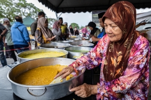‘Kuih talam’ legend: Cik Mah’s handmade treats draw multiracial crowds in Ipoh