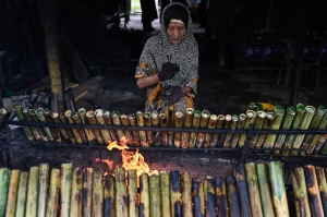 Sticky business: Kijal’s lemang sell like hot rice in Raya rush