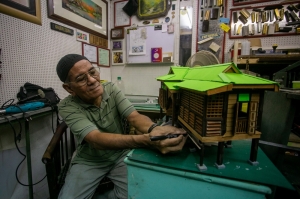 Master craftsman Saari Ali recreates traditional Malay houses in stunning miniature detail