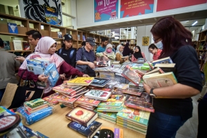 BookXcess gives away 200,000 free books, draws huge crowds as Malaysians embrace reading