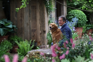 Frisbees, flowers, and a fox: How a beloved UK gardener’s golden retriever helps design playful park for pets and people