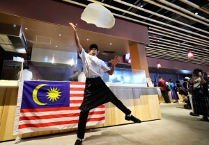 Hours-long queue for ‘flying roti canai’ as Malaysia’s crispy butter bomb takes over Expo 2025 Osaka