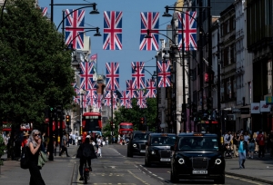 London’s Oxford Street to go traffic-free in shopping area makeover, says mayor