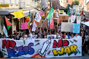 ‘Eat the rich’: Protesters protest Bezos-Sanchez wedding in Venice, decrying wealth and environmental impact