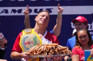 Ravenous return: Fast-chewing Chestnut wins July 4th hot dog contest